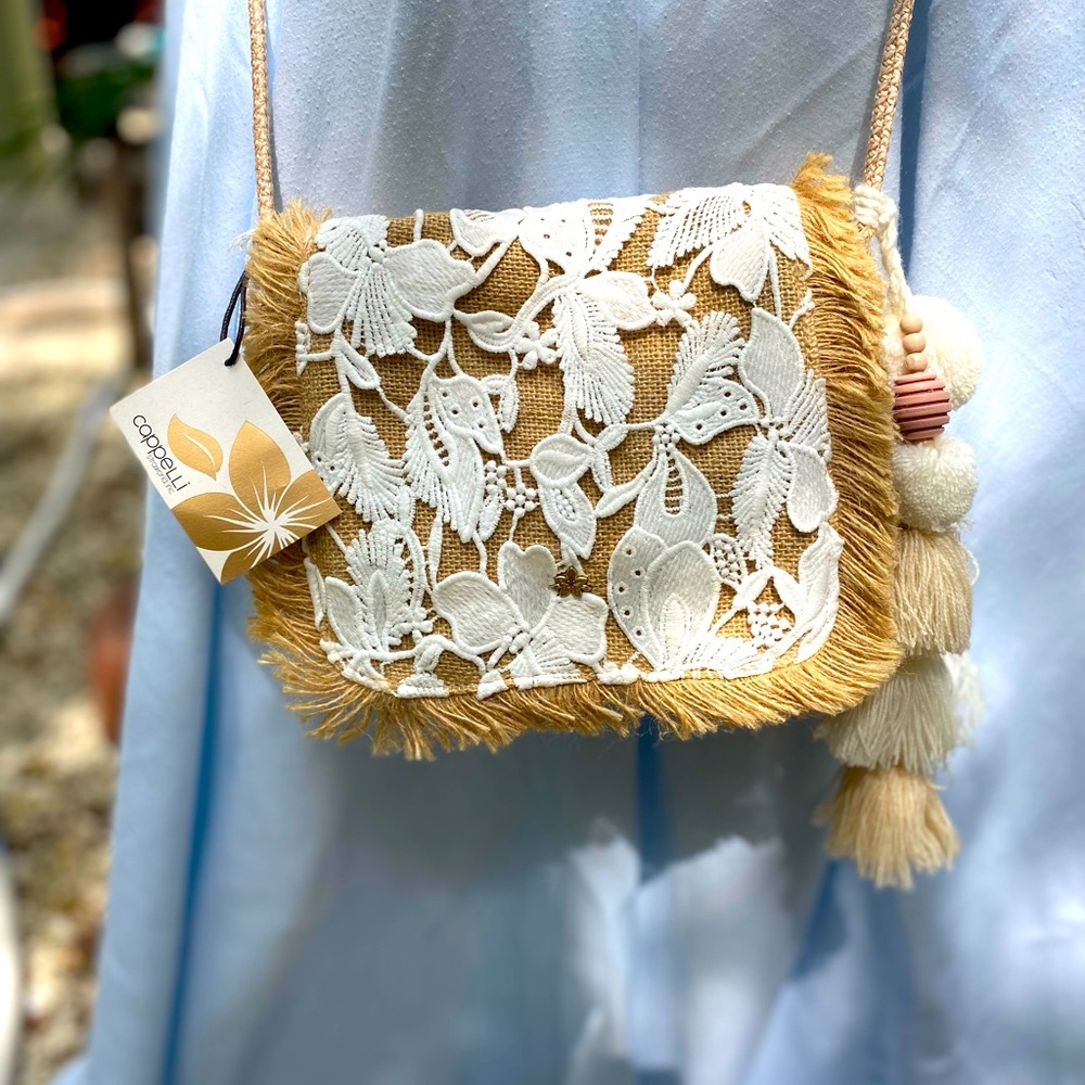 NWT- Crossbody Bag- BEAUTIFUL Lace & Straw & Fluffy TASSELS!!!